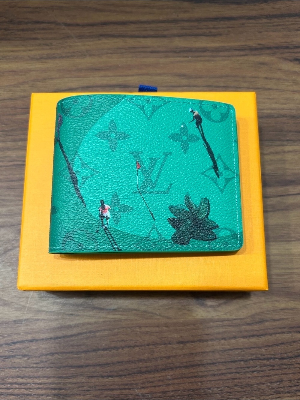 LOUIS VUITTON Golf Green
Bifold Wallet - Picture 1 of 4